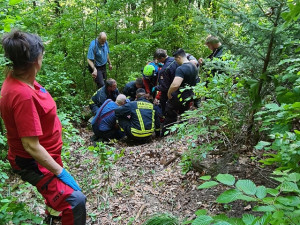 Převrátila se na ně čtyřkolka. Záchrana dvou osob u Mimoně si vyžádala pomoc vrtulníku
