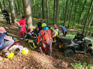 Převrátila se na ně čtyřkolka. Záchrana dvou osob u Mimoně si vyžádala pomoc vrtulníku