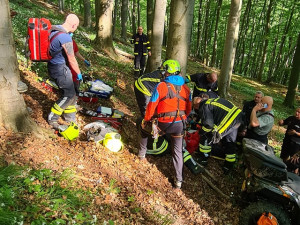 Převrátila se na ně čtyřkolka. Záchrana dvou osob u Mimoně si vyžádala pomoc vrtulníku