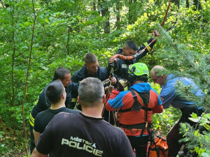 Převrátila se na ně čtyřkolka. Záchrana dvou osob u Mimoně si vyžádala pomoc vrtulníku