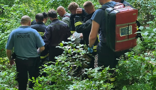 Převrátila se na ně čtyřkolka. Záchrana dvou osob u Mimoně si vyžádala pomoc vrtulníku