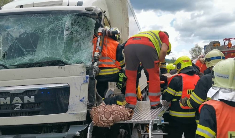 Nehoda kamionů ve Cvikově.