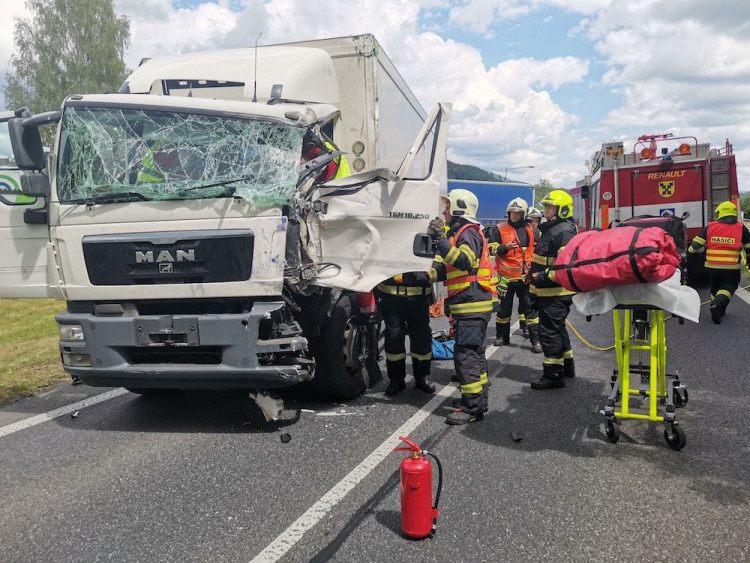 Nehoda kamionů ve Cvikově.