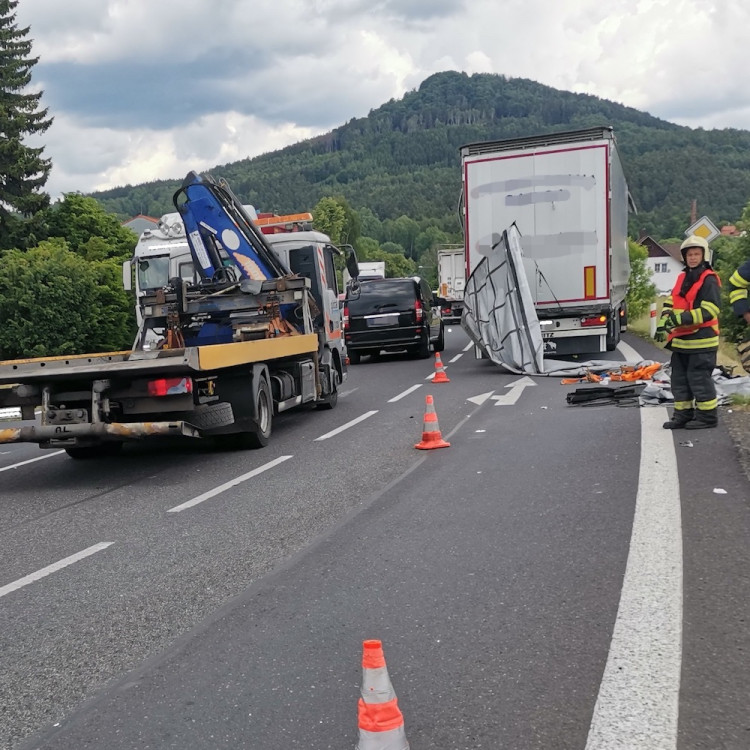 Nehoda kamionů ve Cvikově.