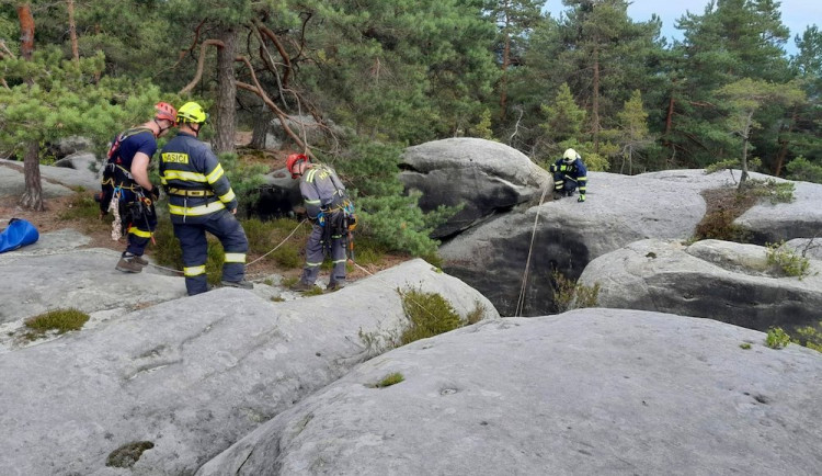 Chlapec uvízl ve skalní průrvě