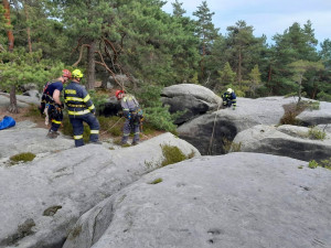 Chlapec uvízl ve skalní průrvě