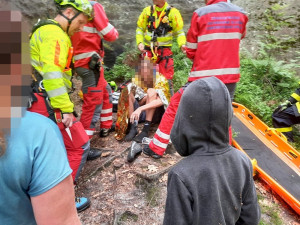 Chlapec uvízl ve skalní průrvě