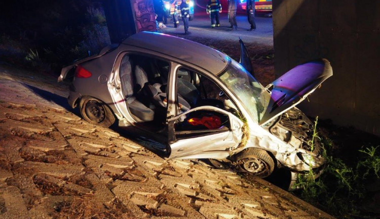 Auto s pěti mladými lidmi narazilo do konstrukce mostu