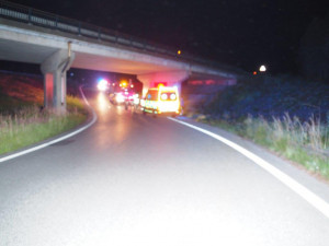 Auto s pěti mladými lidmi narazilo do konstrukce mostu