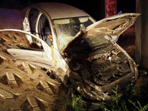 Auto s pěti mladými lidmi narazilo do konstrukce mostu