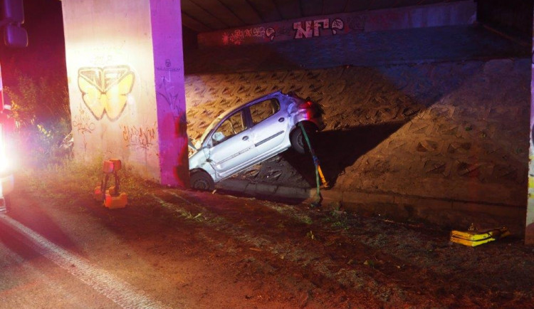 Auto s pěti mladými lidmi narazilo do konstrukce mostu