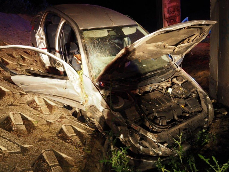 Auto s pěti mladými lidmi narazilo do konstrukce mostu