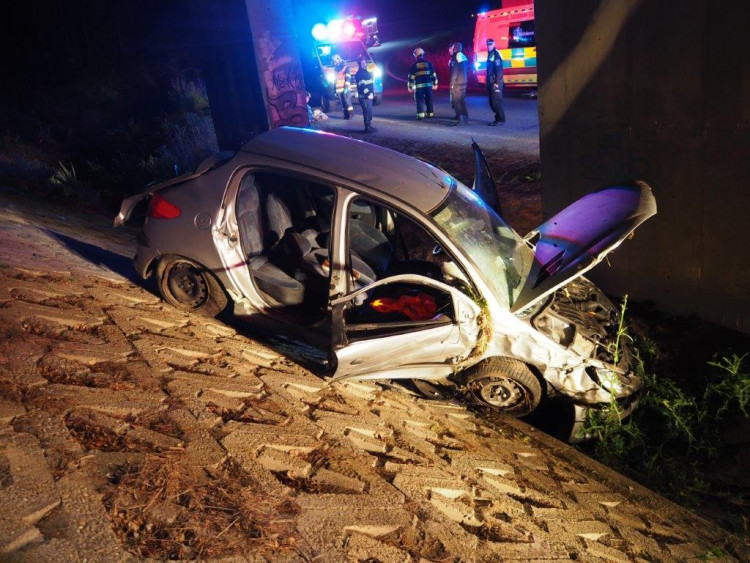 Auto s pěti mladými lidmi narazilo do konstrukce mostu