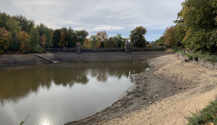 Přehrada je téměř vypuštěná