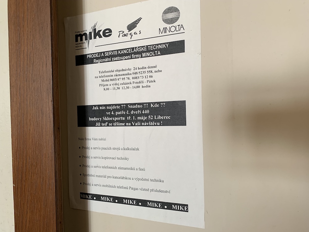 V budově po konci Skloexportu sídlila řada společností, na některé tu zůstala vzpomínka.