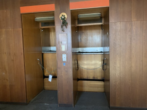 Páter noster je dávno nefunkční.