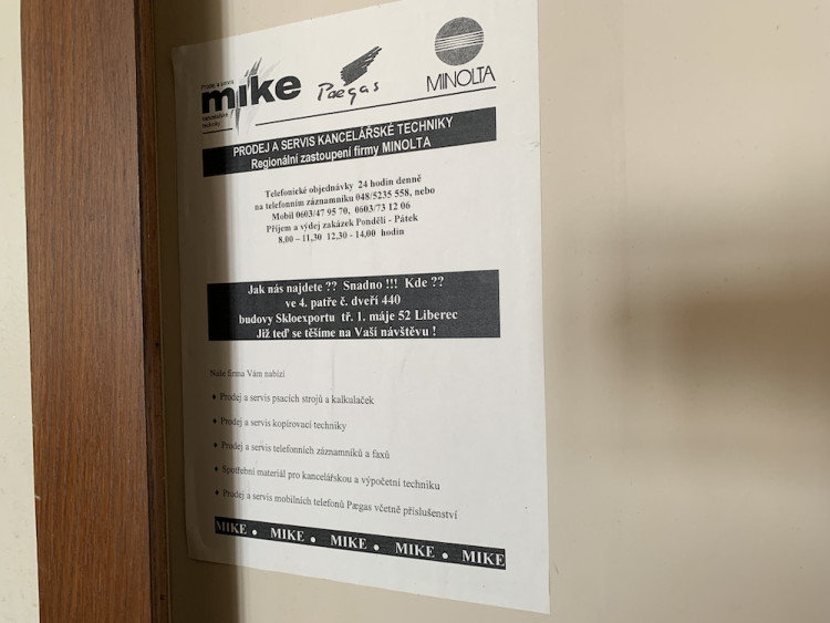 V budově po konci Skloexportu sídlila řada společností, na některé tu zůstala vzpomínka.