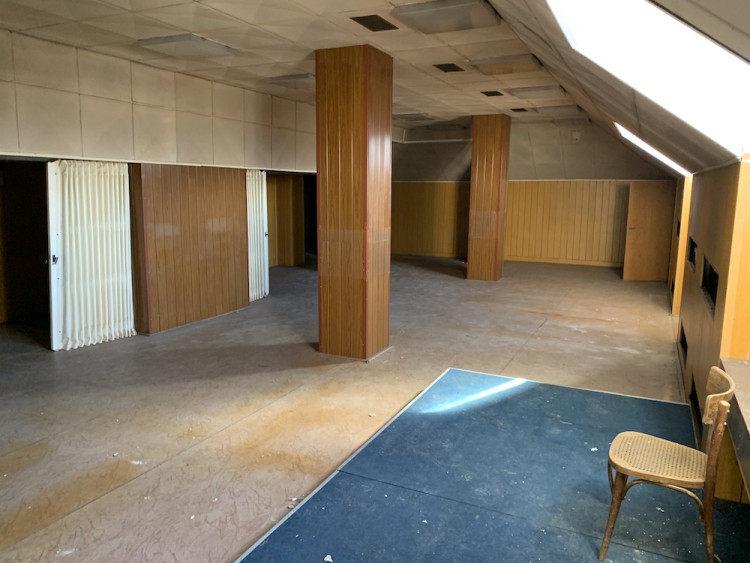 Odborový klub. Zde byla zašívárna zaměstnanců. Při příchodu ředitele se dalo zmizet zadním schodištěm.