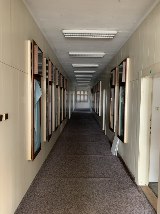 Chodba na patře ředitelství.