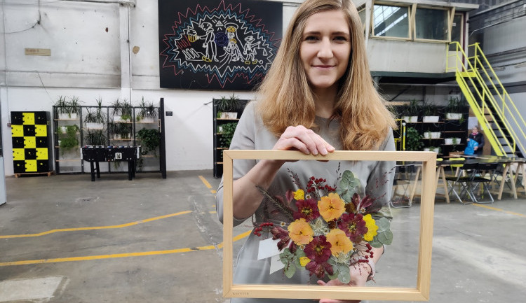 Veronika s Petrem vyrábí úchvatné obrazy z lisovaných květin. Na výlety chodíme s batohy plných knih, říkají