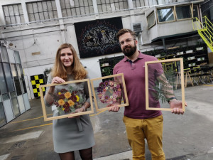 Veronika s Petrem vyrábí úchvatné obrazy z lisovaných květin. Na výlety chodíme s batohy plných knih, říkají