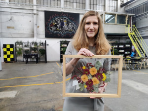 Veronika s Petrem vyrábí úchvatné obrazy z lisovaných květin. Na výlety chodíme s batohy plných knih, říkají