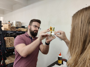 Veronika s Petrem vyrábí úchvatné obrazy z lisovaných květin. Na výlety chodíme s batohy plných knih, říkají