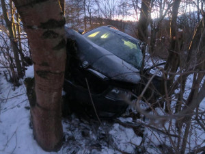 Pod vlivem alkoholu narazila do tří stromů