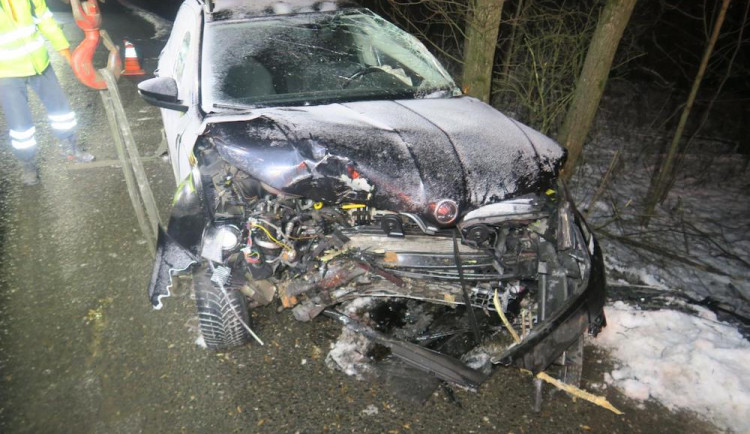 Pod vlivem alkoholu narazila do tří stromů