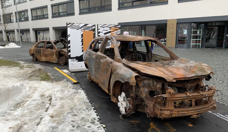 Výstava rozstřílených aut z Ukrajiny