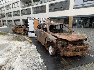 Výstava rozstřílených aut z Ukrajiny