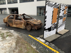 Výstava rozstřílených aut z Ukrajiny