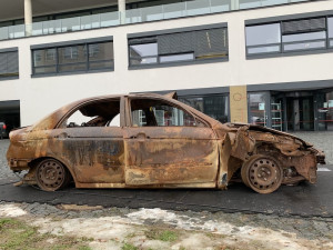 Výstava rozstřílených aut z Ukrajiny
