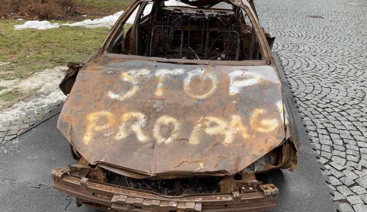 Výstava rozstřílených aut z Ukrajiny