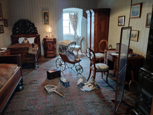 Nově vytvořený prvorepublikový interiér na zámku Frýdlant