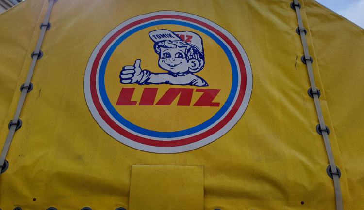 Speciály z Rallye Dakar burácely na náměstí u univerzity