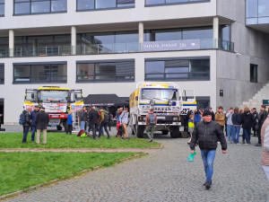 Speciály z Rallye Dakar burácely na náměstí u univerzity