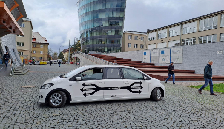 Speciály z Rallye Dakar burácely na náměstí u univerzity