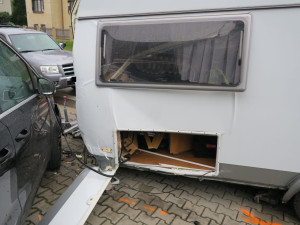 Autu se za jízdy odpojil přívěs