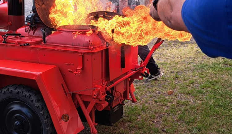 Polní kuchyň v plamenech