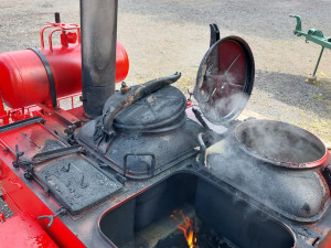 Polní kuchyň v plamenech