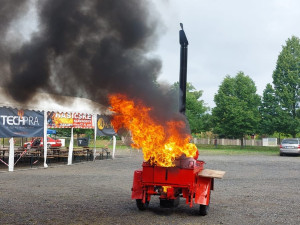 Polní kuchyň v plamenech