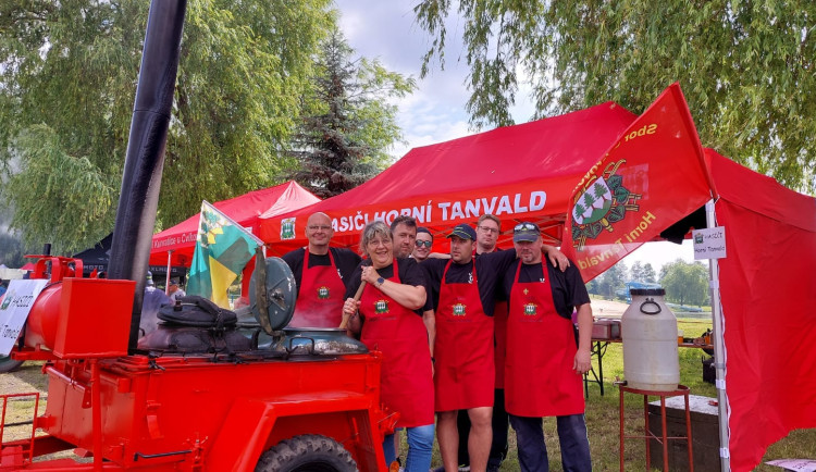 Polní kuchyň v plamenech