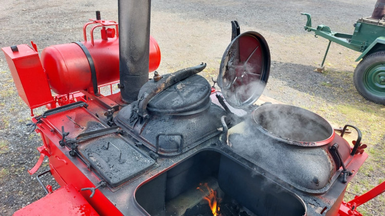 Polní kuchyň v plamenech