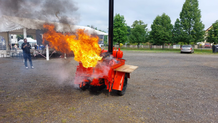 Polní kuchyň v plamenech