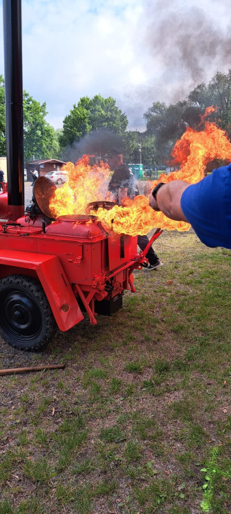 Polní kuchyň v plamenech