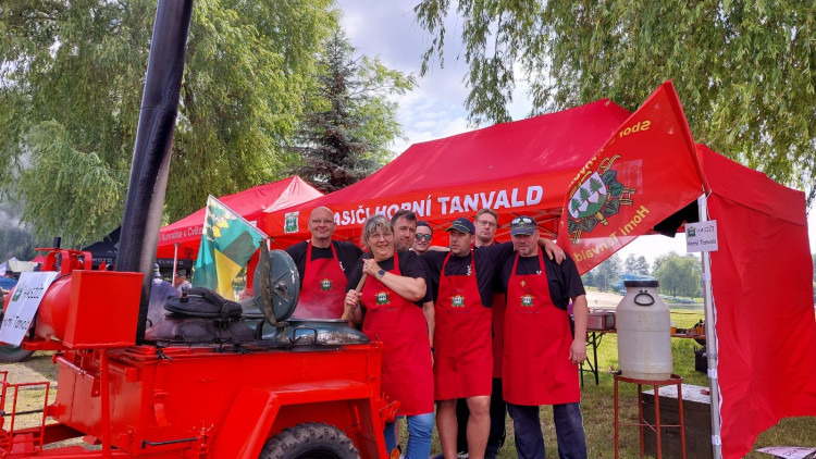 Polní kuchyň v plamenech