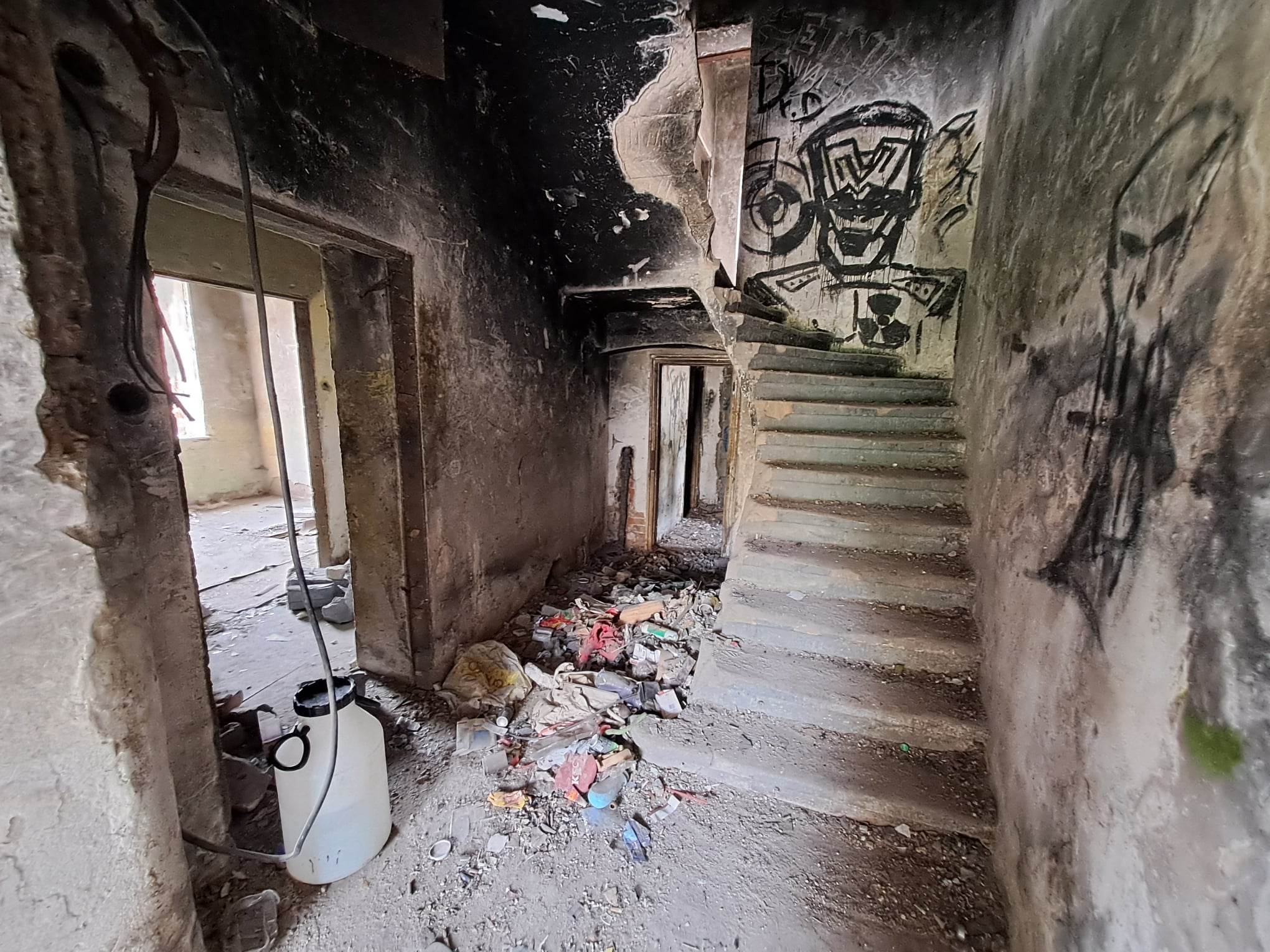 Bourání zástavby na Papíráku, dům s Večerníčkem
