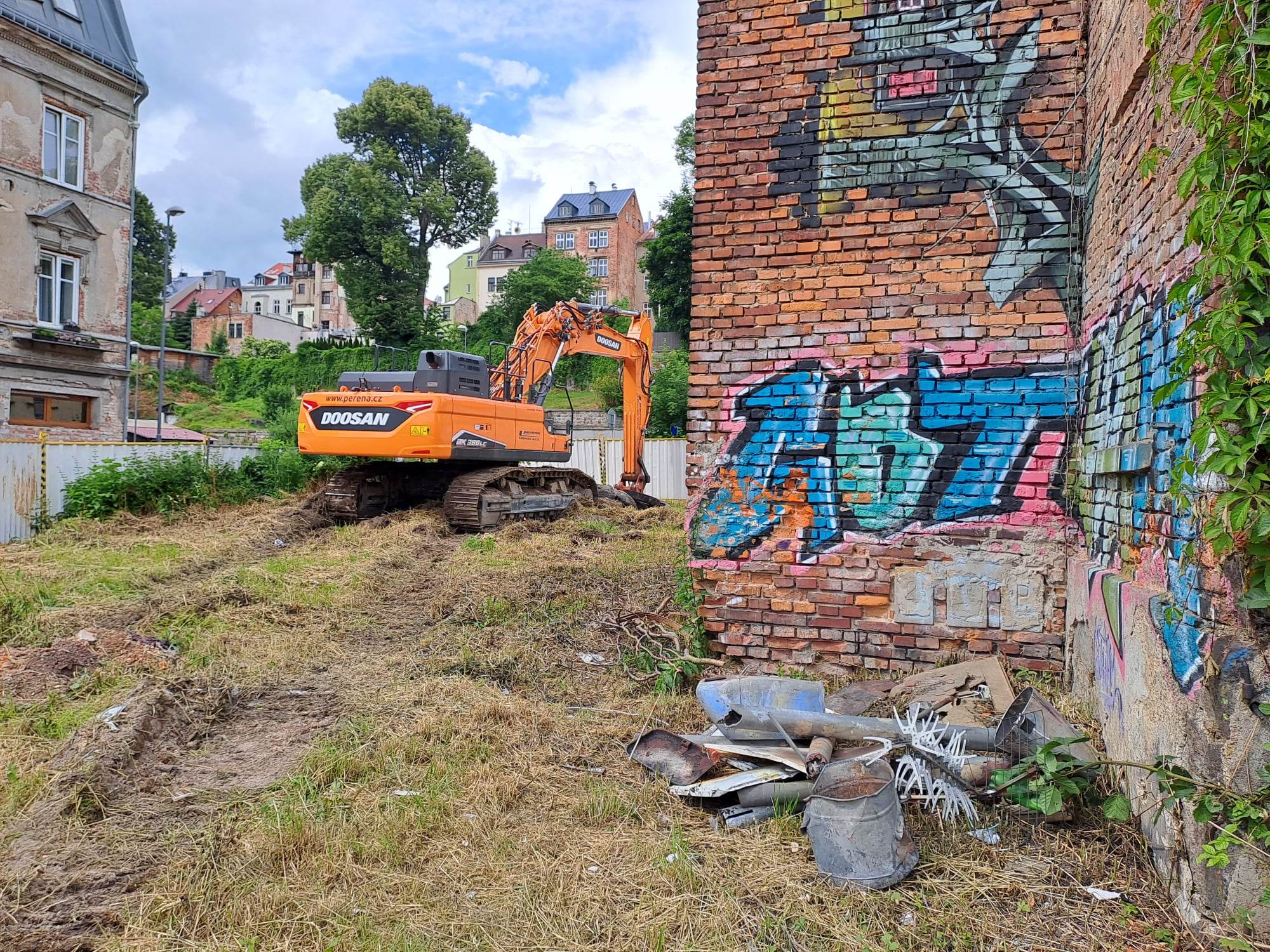 Bourání zástavby na Papíráku, dům s Večerníčkem