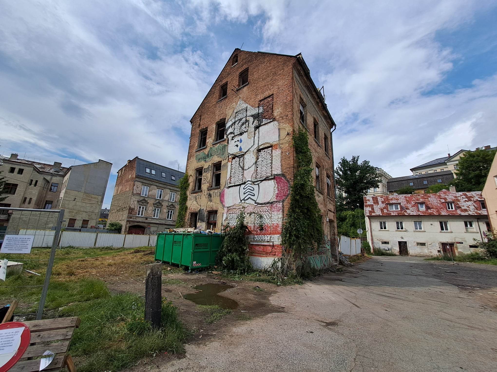 Bourání zástavby na Papíráku, dům s Večerníčkem